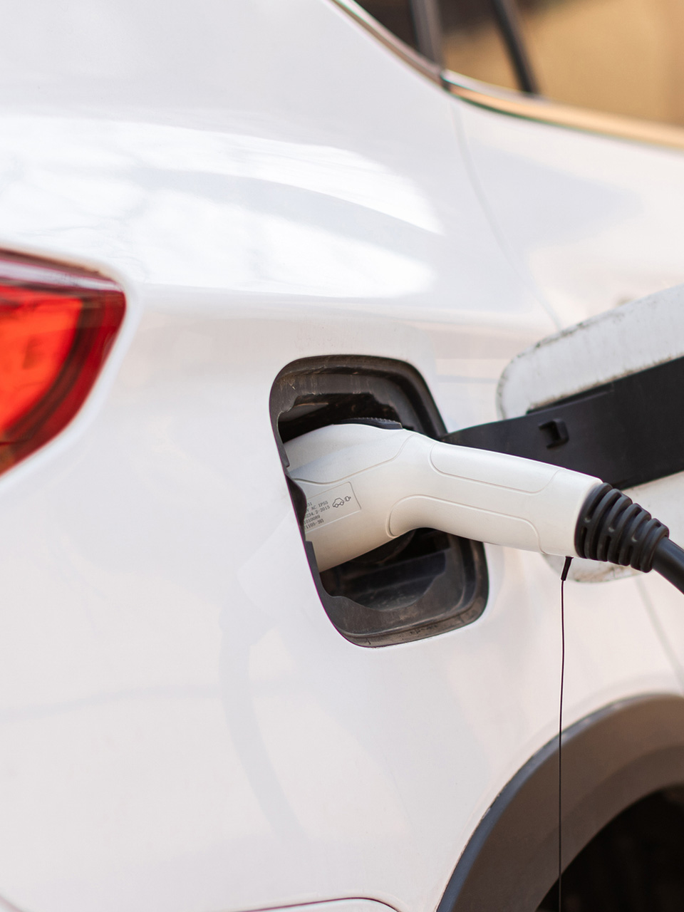 CLETS-lebu-Auto blanco conectado a cargador eléctrico